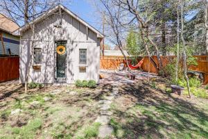 ein kleines weißes Haus in einem Hof mit einem Zaun in der Unterkunft Pueblo Street Tiny Home in Boise