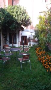 a group of chairs and a table in a yard at APPARTAMENTO PARADISO CA' GIULIA in Venice