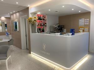 リニャーノ・サッビアドーロにあるHotel San Carloのコーヒーショップ付きの部屋の白いカウンター