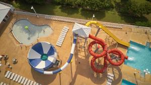 vista sul tetto di una piscina con scivolo d'acqua di Bethpage Three-Bedroom Cottage 15 a Urbanna Altre 26 foto