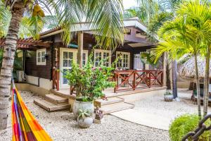 une maison avec un hamac en face de celle-ci dans l'établissement Bamboo Bonaire Boutique Resort, à Kralendijk