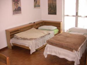 een kamer met 2 bedden in een kamer bij B&B Early Leaving Bergamo Airport in Bergamo