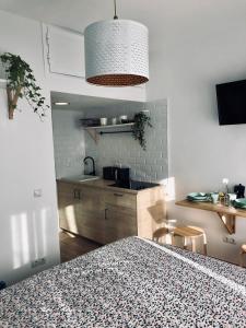 Pokój z kuchnią ze stołem i blatem w obiekcie Blue Flamingo Apartment BY NAMASTE ELITE w mieście Torremolinos