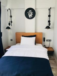 Un pat sau paturi într-o cameră la Barkod Otel