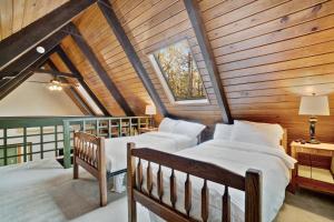 Duas camas num quarto com paredes de madeira em Cedarwood Grove em Baring