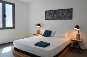 - une chambre avec un grand lit blanc et deux lampes dans l'établissement Villa Coco Cannelle, à Deshaies
