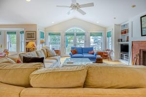 Seal Cove的住宿－Compass Rose，带沙发和壁炉的客厅