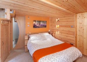 Ένα ή περισσότερα κρεβάτια σε δωμάτιο στο Porthole Log Cabin