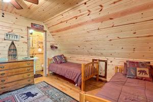 1 dormitorio con 2 camas en una cabaña de madera en Cozy Bear en Sautee Nacoochee