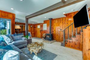 a living room with a couch and a fireplace at Cozy Cottage in Florence