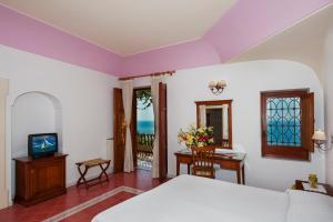 Televiisor ja/või meelelahutuskeskus majutusasutuses Albergo California
