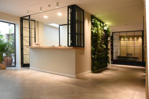 um átrio de um edifício com uma parede verde em Apartamentos Ardales Premium em Ardales