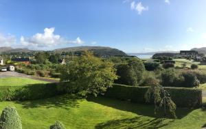 a view of a garden with a hill in the background at Feochan Rooms Portree in Portree