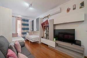 un soggiorno con grande TV e divano di Apartamento Lobo Marinho by An Island Apart a Santa Cruz