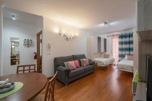 un soggiorno con un divano e un tavolo di Apartamento Lobo Marinho by An Island Apart a Santa Cruz Altre 12 foto