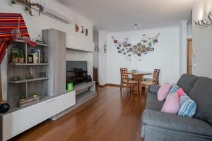 un soggiorno con un divano e un tavolo di Apartamento Lobo Marinho by An Island Apart a Santa Cruz