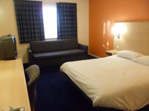 Postel nebo postele na pokoji v ubytování Metro Inns Huddersfield