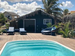 een resort met een zwembad en een huis bij Cabana Chic Sunrise in Tatajuba