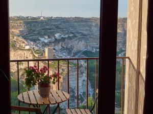 Casas del CerroCasas Rurales Maribel - Complejo Moradas del Cerro 1 - Suites con Jacuzzi en Alcalá del Júcar的阳台上的桌子上放着盆栽植物