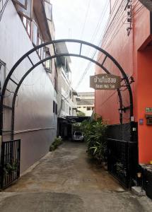 Baan Nai Soi Mini Hotel في شيانغ ماي: زقاق مع ممر بين مبنيين