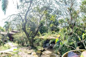 Taman di luar Pousada Rosa