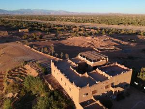 an aerial view of a building in the desert at Maison D’hôte Dar Panorama in Skoura