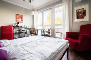 1 dormitorio con 1 cama, mesa y sillas en Saskasummer, en Varsovia