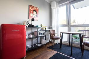eine Küche mit einem roten Kühlschrank und einem Tisch in der Unterkunft Saskasummer in Warschau