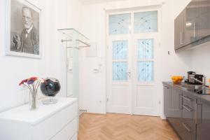ウィーンにあるVienna-Design-Apartmentsの白いドアと花瓶のあるキッチン +47枚の写真