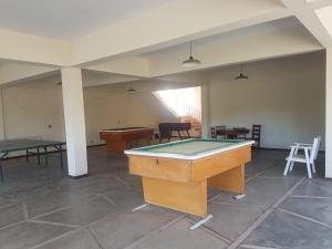 ein Zimmer mit einem Billardtisch und Tischtennisplatten in der Unterkunft Pousada Beach in Iguaba Grande