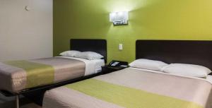 Postel nebo postele na pokoji v ubytování Motel 6 Irving - Loop 12
