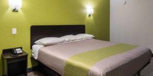 Postel nebo postele na pokoji v ubytování Motel 6 Irving - Loop 12