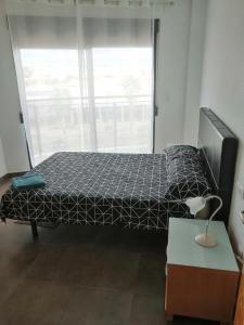 アルカンタリージャにあるApartamento Príncipeのベッドルーム(ベッド1台、窓付)