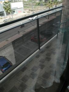 アルカンタリージャにあるApartamento Príncipeの車を持つ駐車場の窓からの眺め