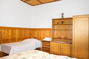バラトンマーリアフュルドゥーにあるFamilia Nyaraló 3のベッド2台と本棚付きの部屋