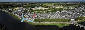 una vista aérea de una isla en el agua en Au Relais Saint Maurice en Chinon