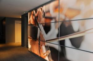 una habitación con una pared con pinturas. en Broadway Hotel & Suites en Buenos Aires