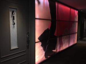 pokój z drzwiami z czerwonym światłem w obiekcie Broadway Hotel & Suites w BuenosAires