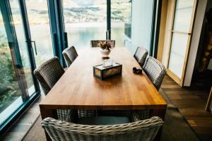 Imagen de la galería de Luxury loft on top of Villa Wilen with tremendous views by the lake, en Sarnen