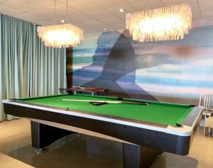 una mesa de billar en una habitación con una pintura en Harbor Hotel Provincetown, en Provincetown
