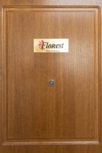 uma porta de madeira com um sinal em FLOREST Guest House em Florença