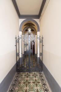 um portão num corredor com piso em azulejo em FLOREST Guest House em Florença