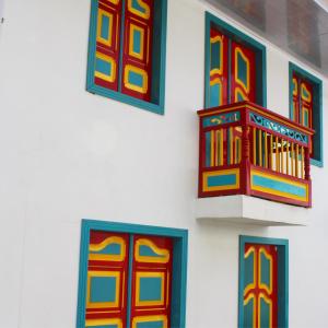 薩蘭托的住宿－Casa Pachamama，白色的墙壁上装有色彩缤纷的窗户