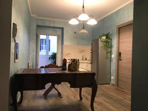 罗马Iris Guest House的一间设有钢琴的带冰箱的房间