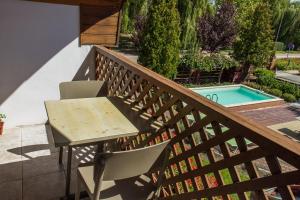 Bazén v ubytovaní Familia Apartman 304 alebo v jeho blízkosti + 6 fotografií