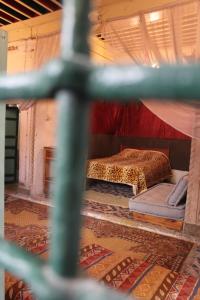 ein Schlafzimmer mit einem Leopardenbett in einem Zimmer in der Unterkunft Maison du 18ème Siècle in Tunis