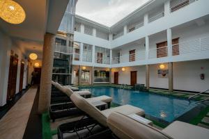 Bazén v ubytovaní Runway Hotel alebo v jeho blízkosti