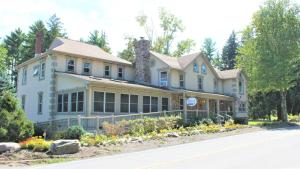 una casa al lado de una carretera en Woodfield Manor - A Sundance Vacations Property en Cresco