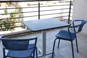 - Balcón con mesa y 2 sillas en Termas de Miraflores Hotel Termal en Termas de Río Hondo