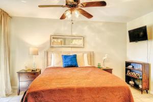 una camera con letto e ventilatore a soffitto di Puente Vista 147 a Corpus Christi